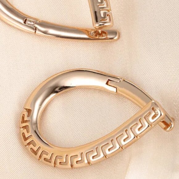 NEW 18K Gold Plated Greek Key Oval Hoop Earrings - Picture 3 of 3